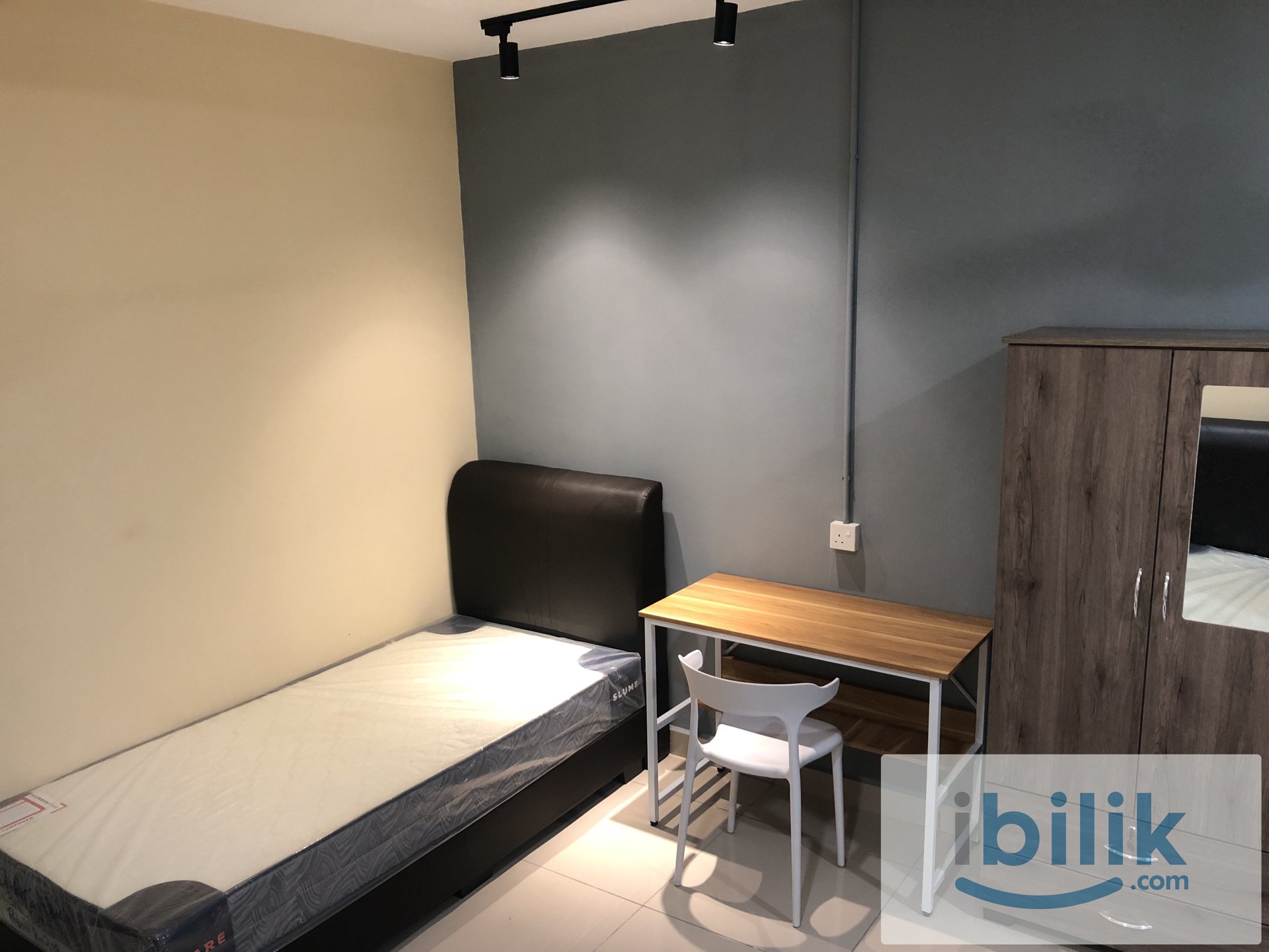 ⭐️ Single Room Fully Furnished @ SUBANG 2 Landed,5 mins to Help Uni, New Aircond Wardrobe Table Chair Mattress - Image 1
