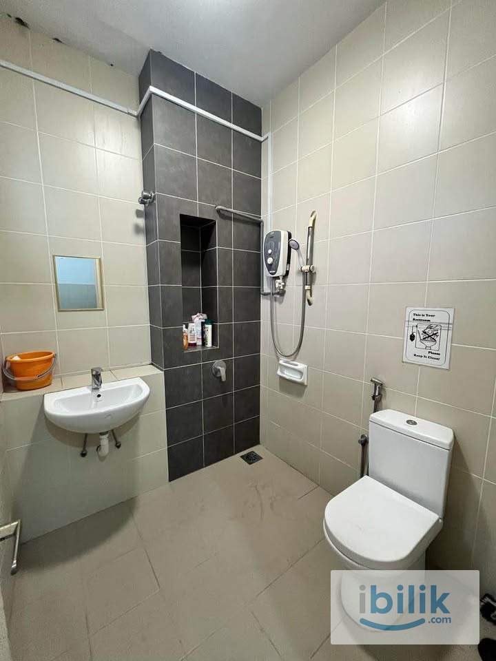 Comfortable and clean middle room @ SETIA UTAMA - Image 1