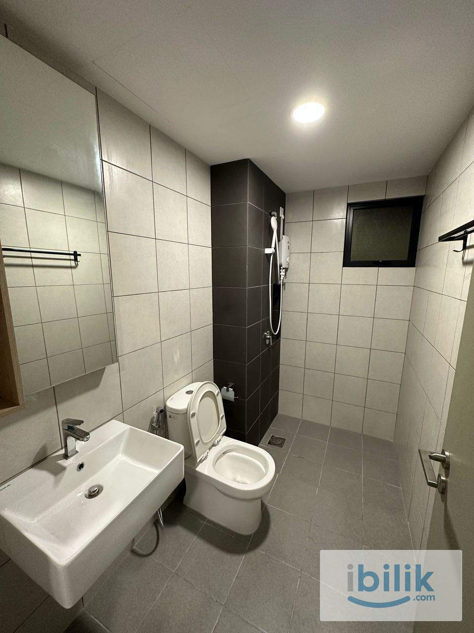 Middle Room - Image 3