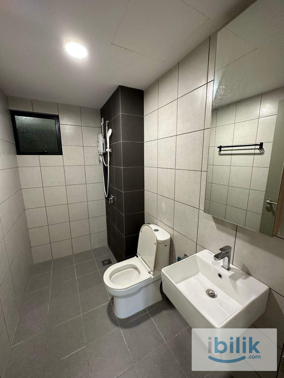 Middle Room - Image 6