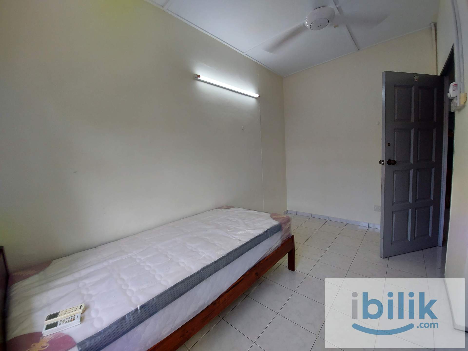 Single bed, with aircond - Image 5