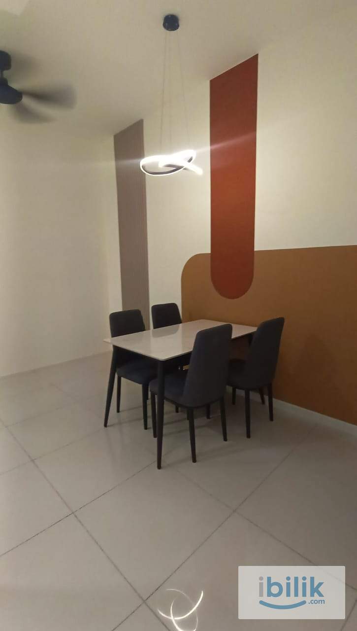 NEWLY RENOVATED SPACIOUS MIDDLE ROOM - Image 4