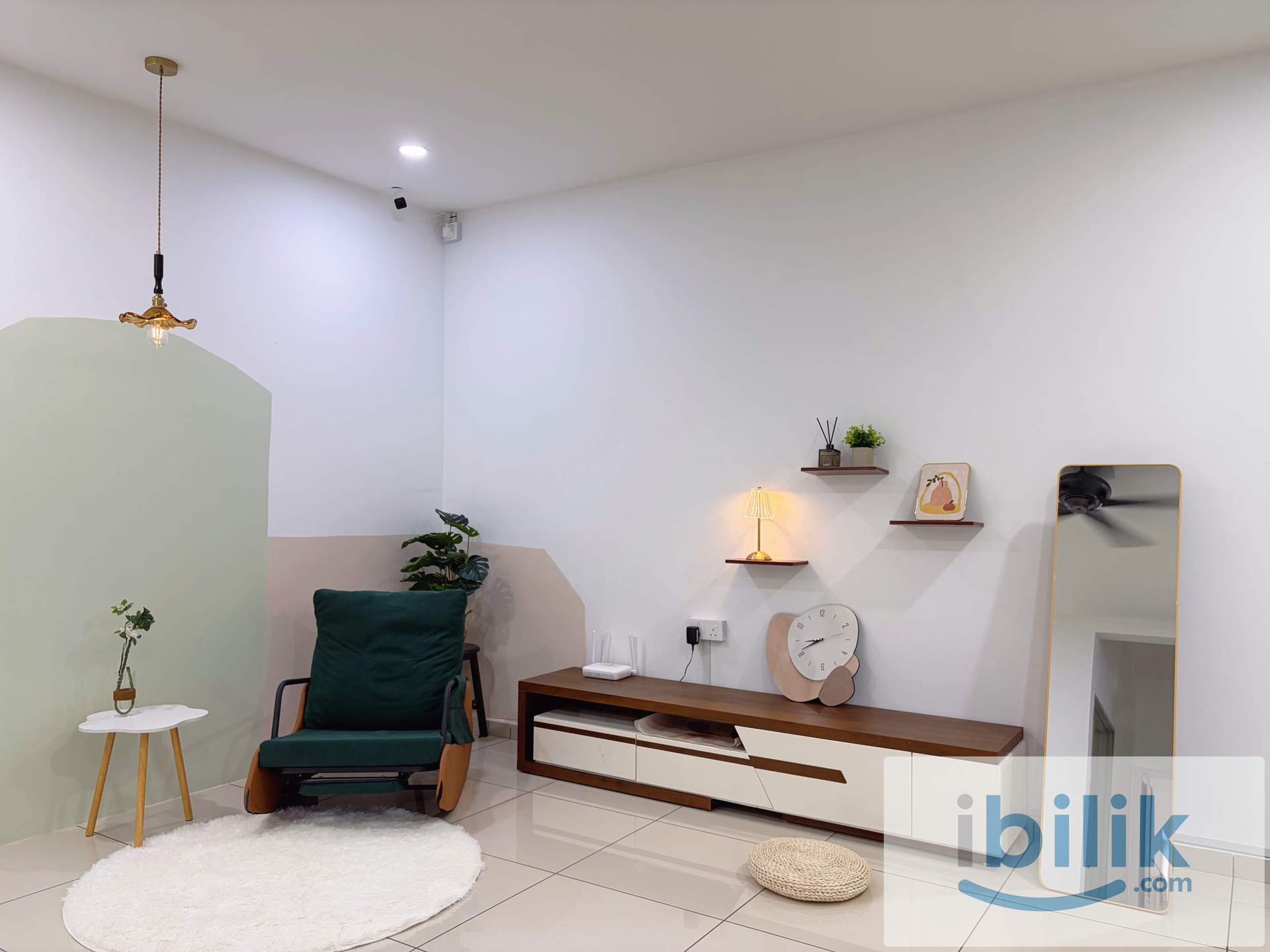 Medium room with cozy tatami space - Image 4
