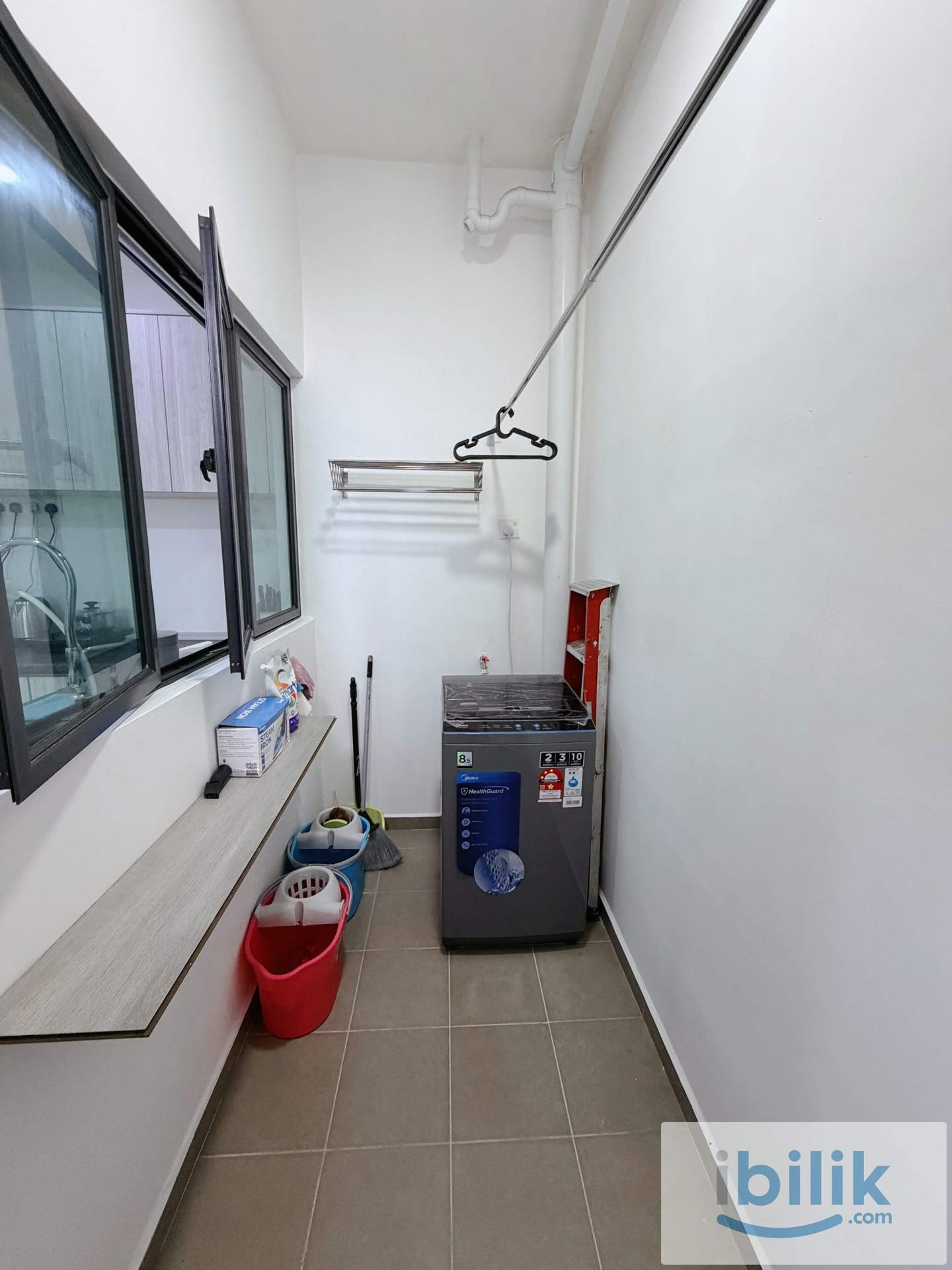 Medium room with cozy tatami space - Image 7