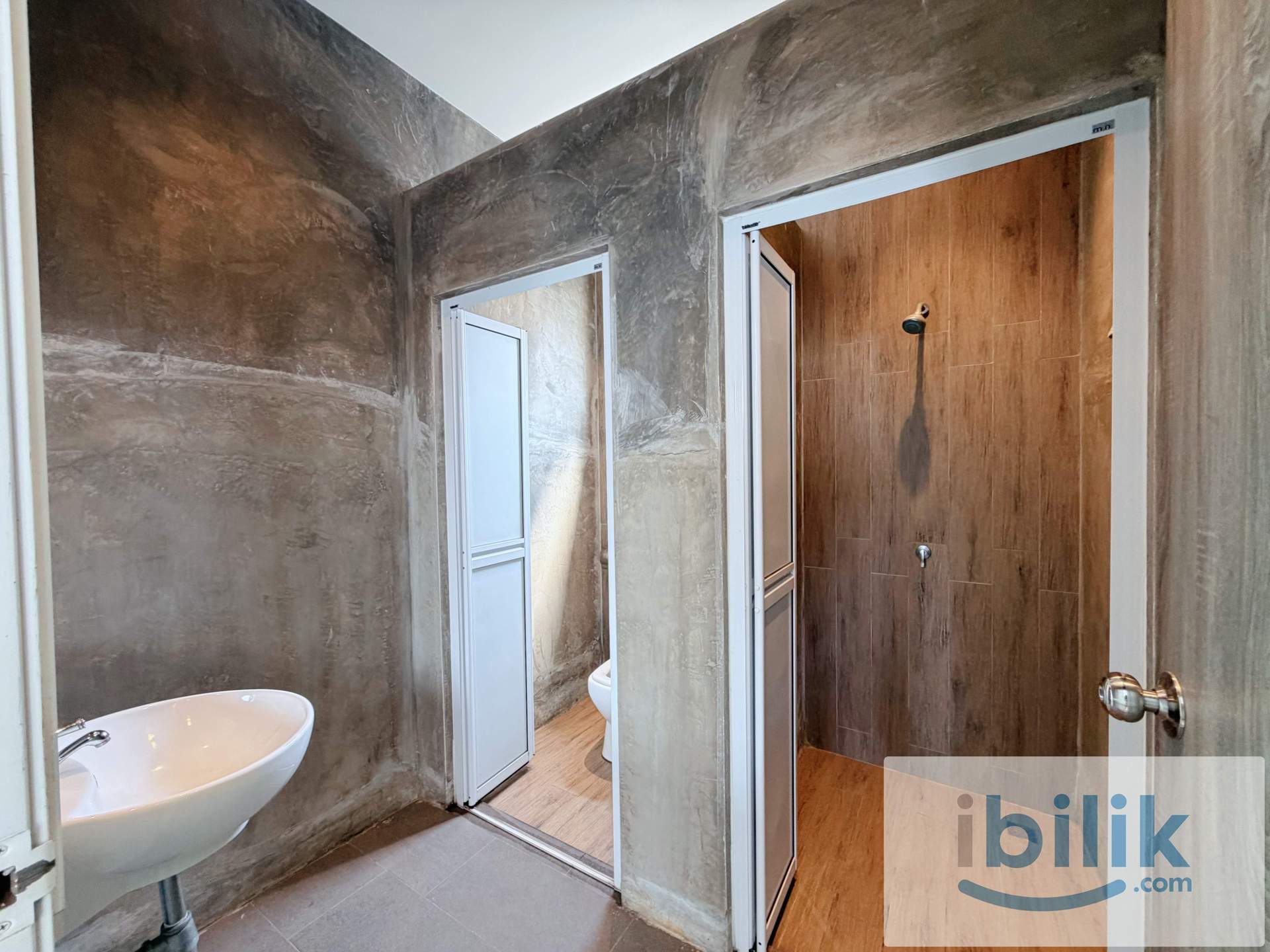 Medium room with cozy tatami space - Image 10