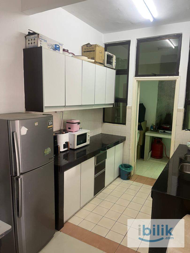 Middle Bedroom - Image 6