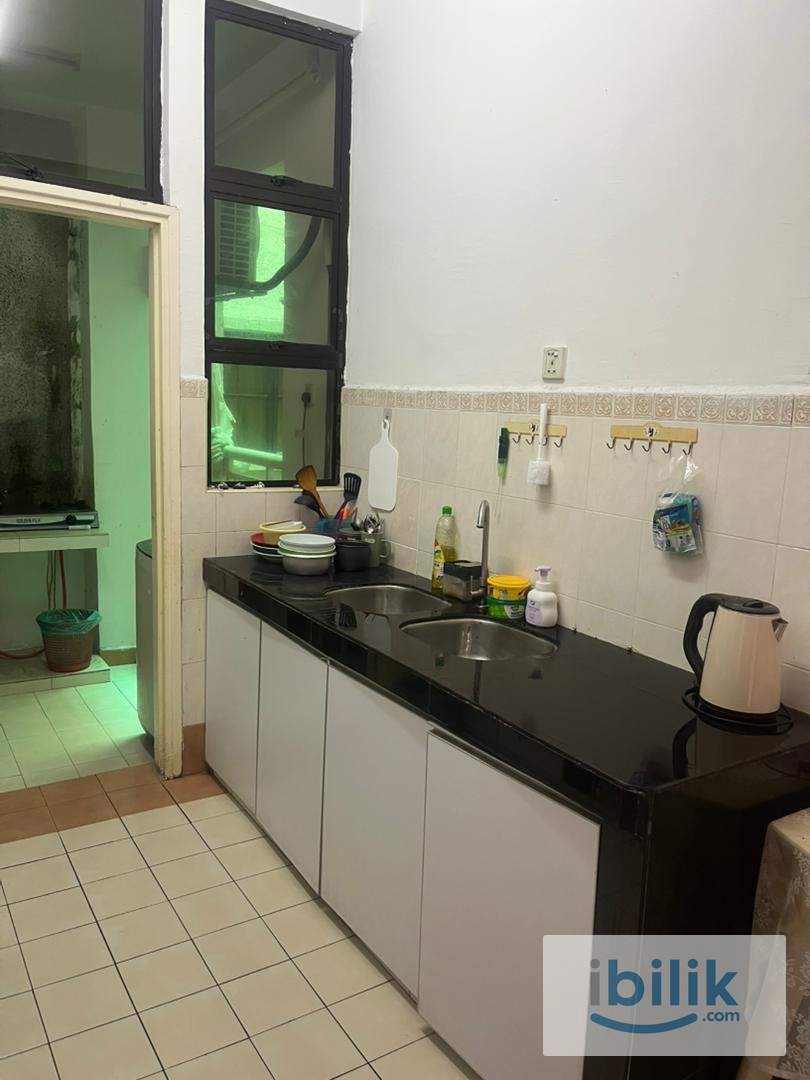 Middle Bedroom - Image 7