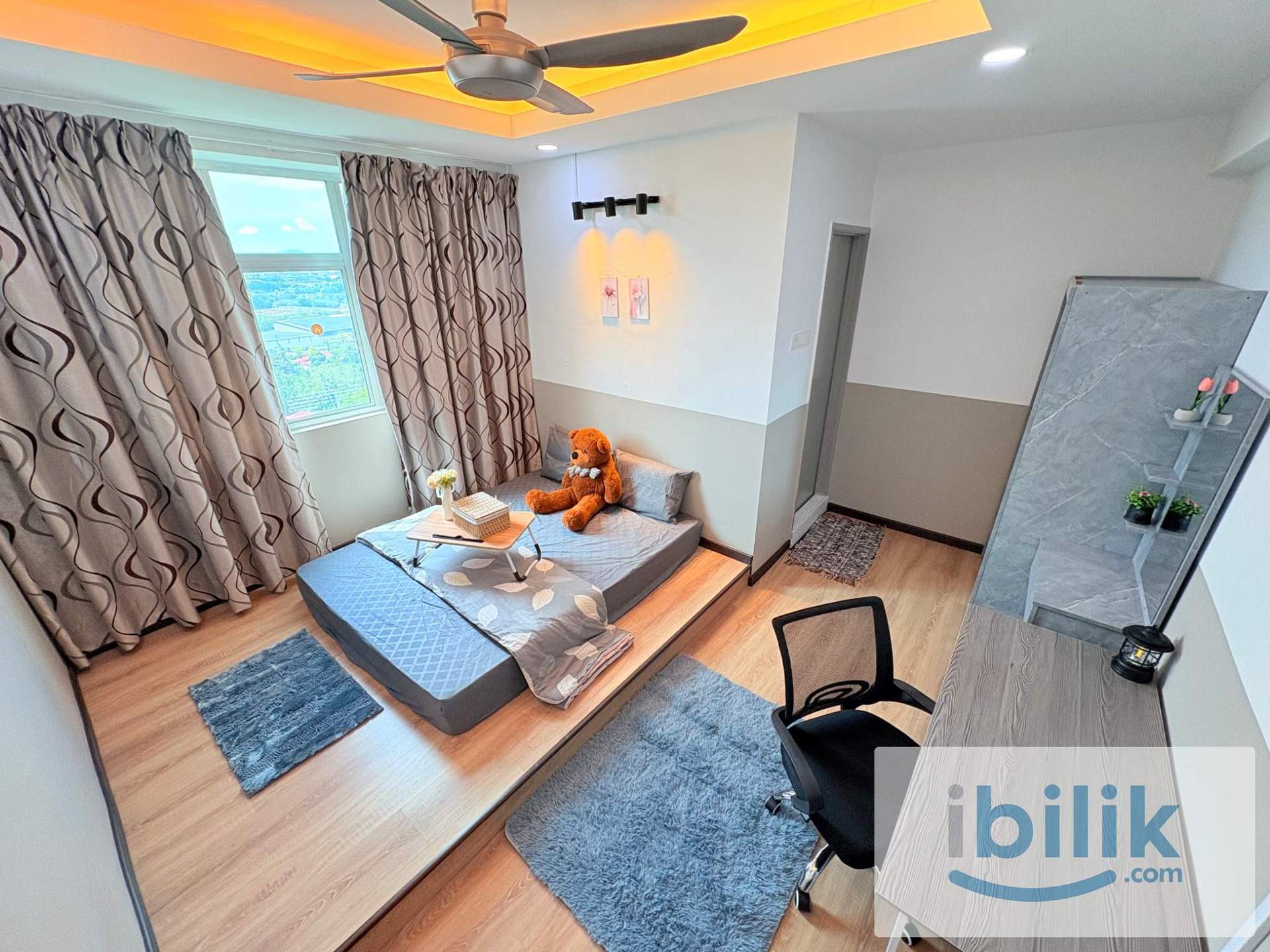 Master bedroom with private attached bathroom - Image 1