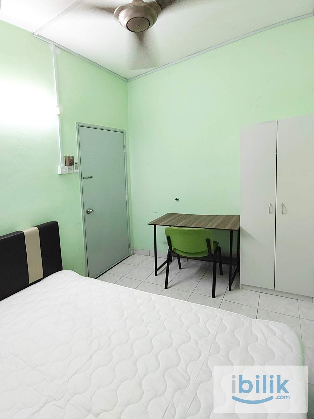 Queen Bed Medium Room with Window & AC - Image 5