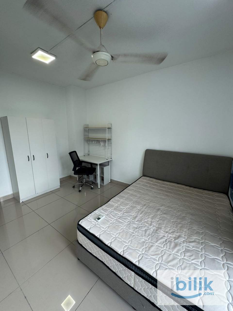 queen bed (attach toilet) ac - Image 4