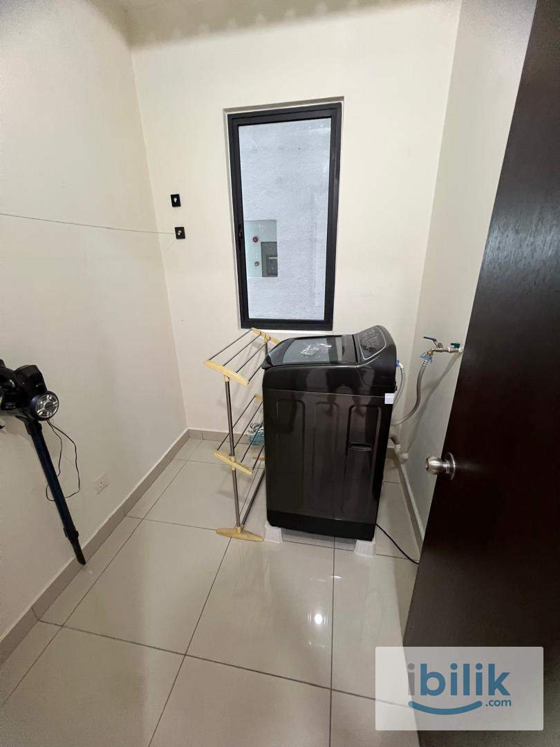 kl traders, master room, aircon, free wifi, bed set, privacy bathroom, washing machine, fridge,  - Image 2