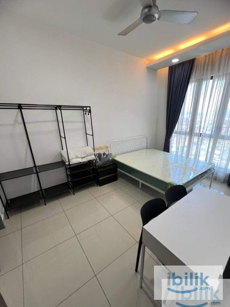 kl traders, master room, aircon, free wifi, bed set, privacy bathroom, washing machine, fridge,  - Image 1