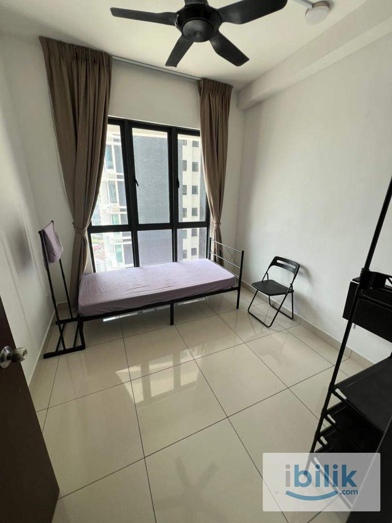 kl traders, medium room, aircon, free wifi, bed set, washing machine, fridge, - Image 1