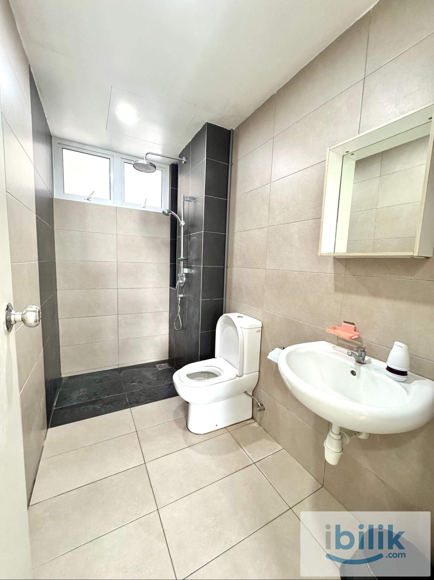 Master room in Sungai Ara for rental - Image 3