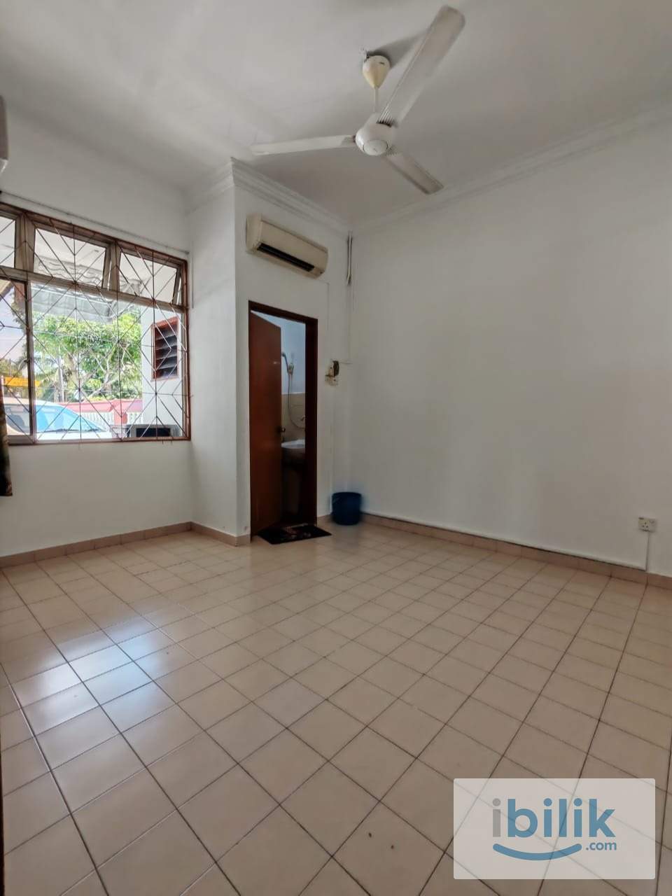 Master Room - Image 2