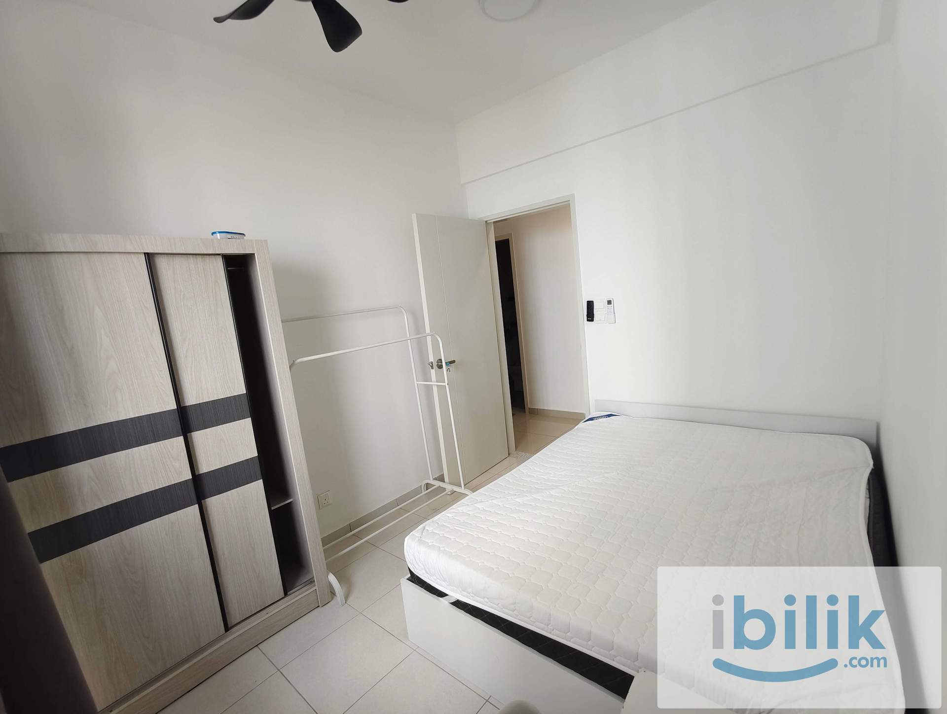Queensize Bedroom - Image 1