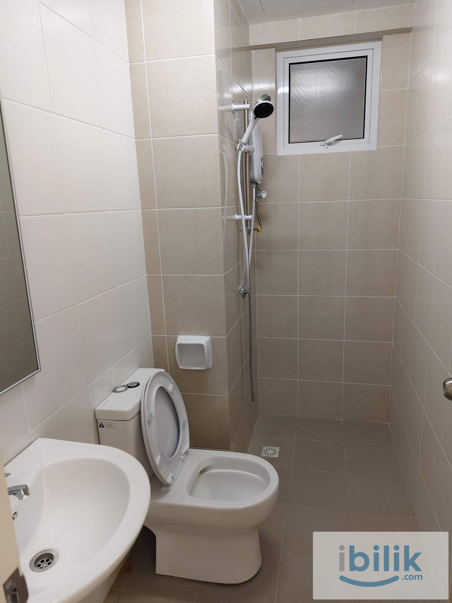 Queensize Bedroom - Image 5