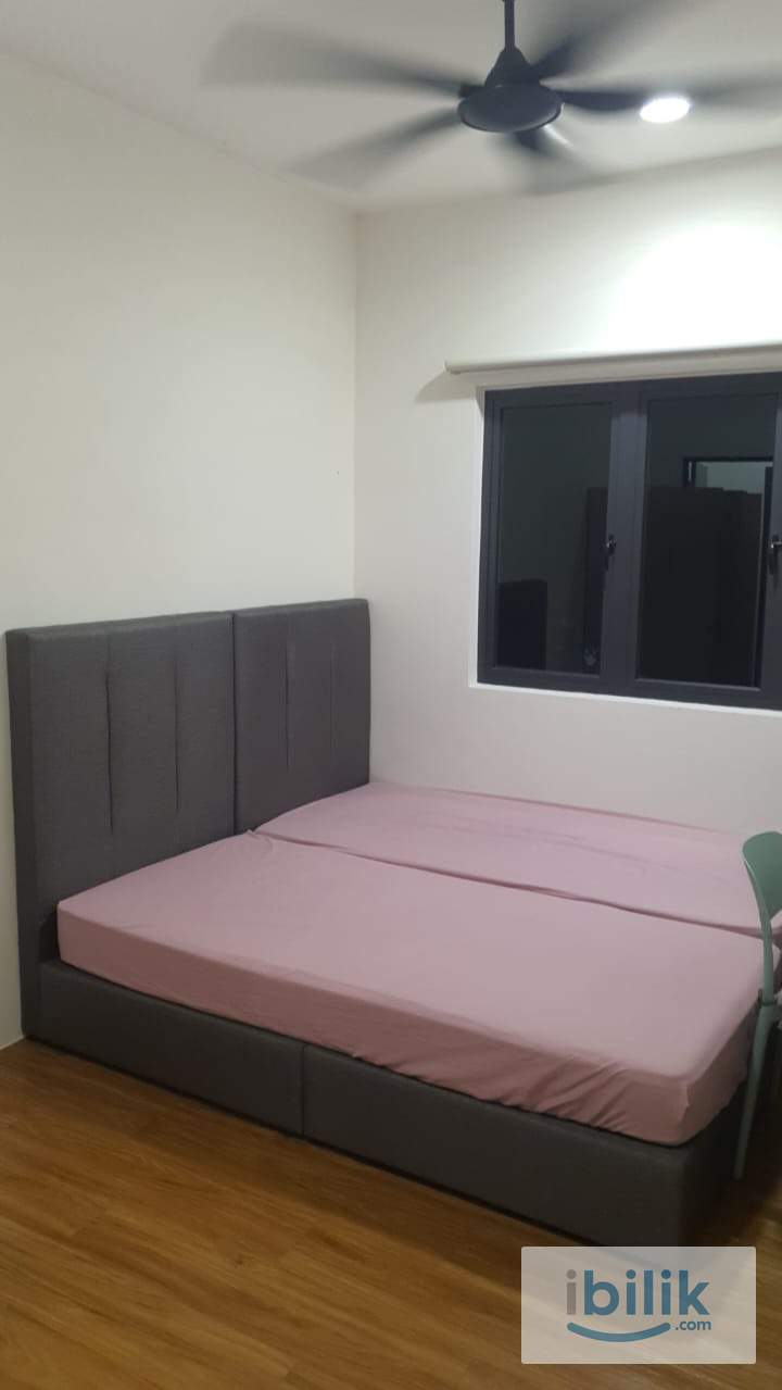 master room with private bathroom  - Image 1