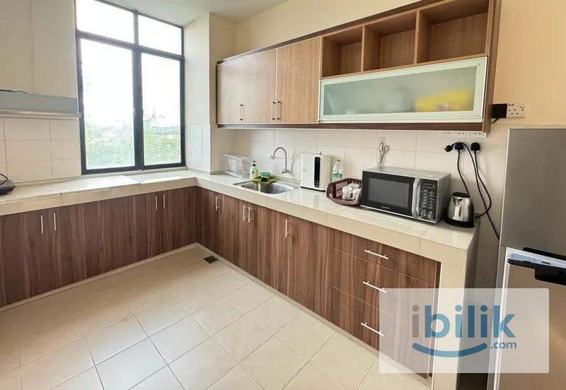 Bus to MRT UPM, Attached Bathroom - Image 3