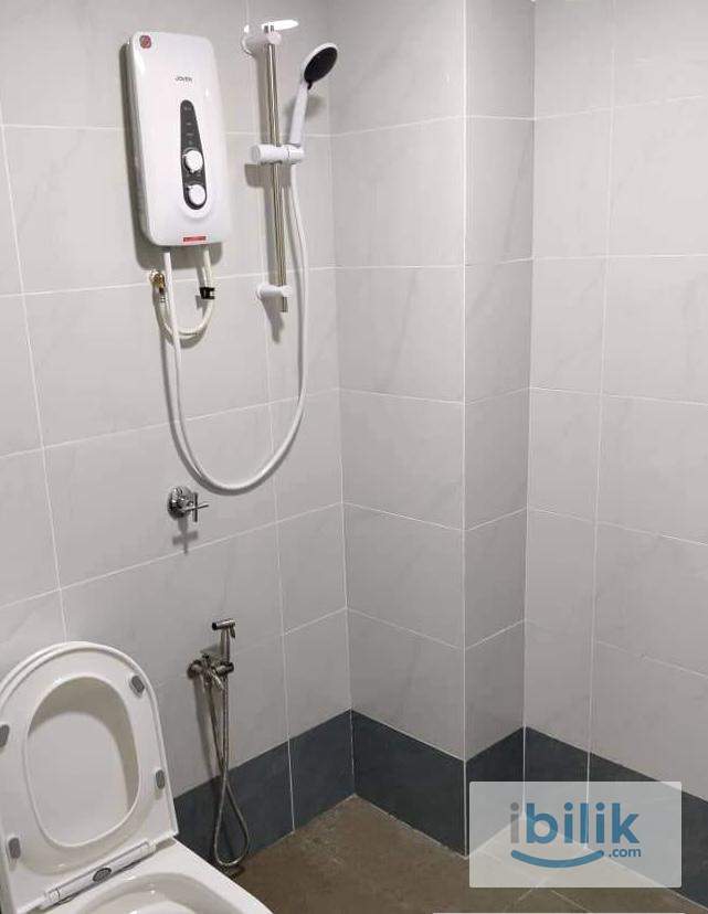 Private Bath. Apartment. Car Park, Master Room at Serdang Raya - Image 4