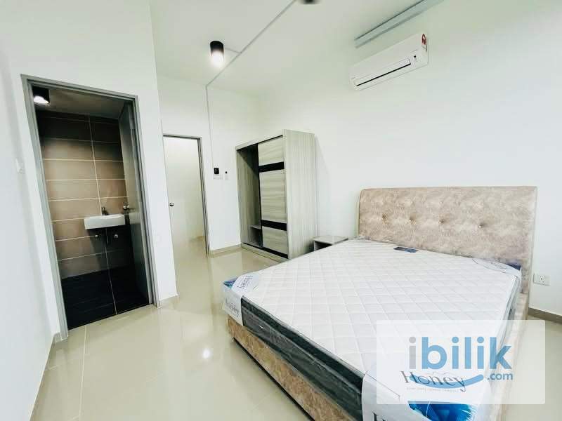 Private Bath. Apartment. Car Park, Master Room at Serdang Raya - Image 1