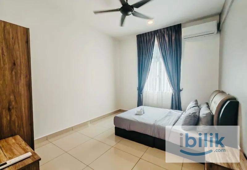 Girls House, Olive Hill. Private Bathroom - Image 1
