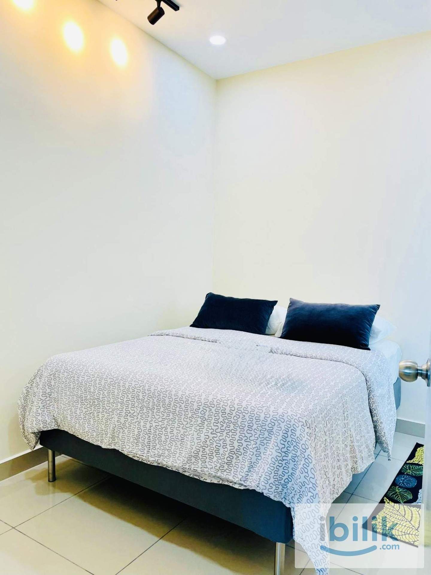 Condo, Free Park Outside. Middle Room at Taman Taming Jaya, Balakong - Image 1