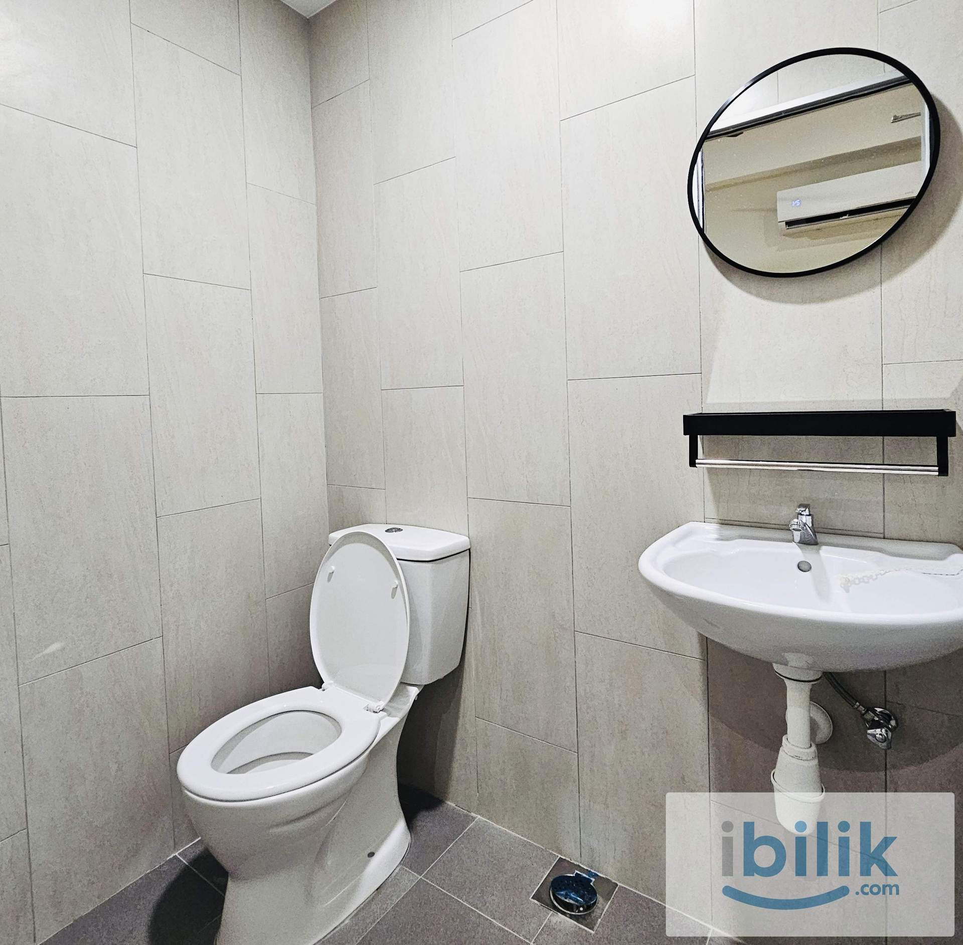 Drive to Work, Master Room at Taman Taming Jaya, Balakong - Image 4