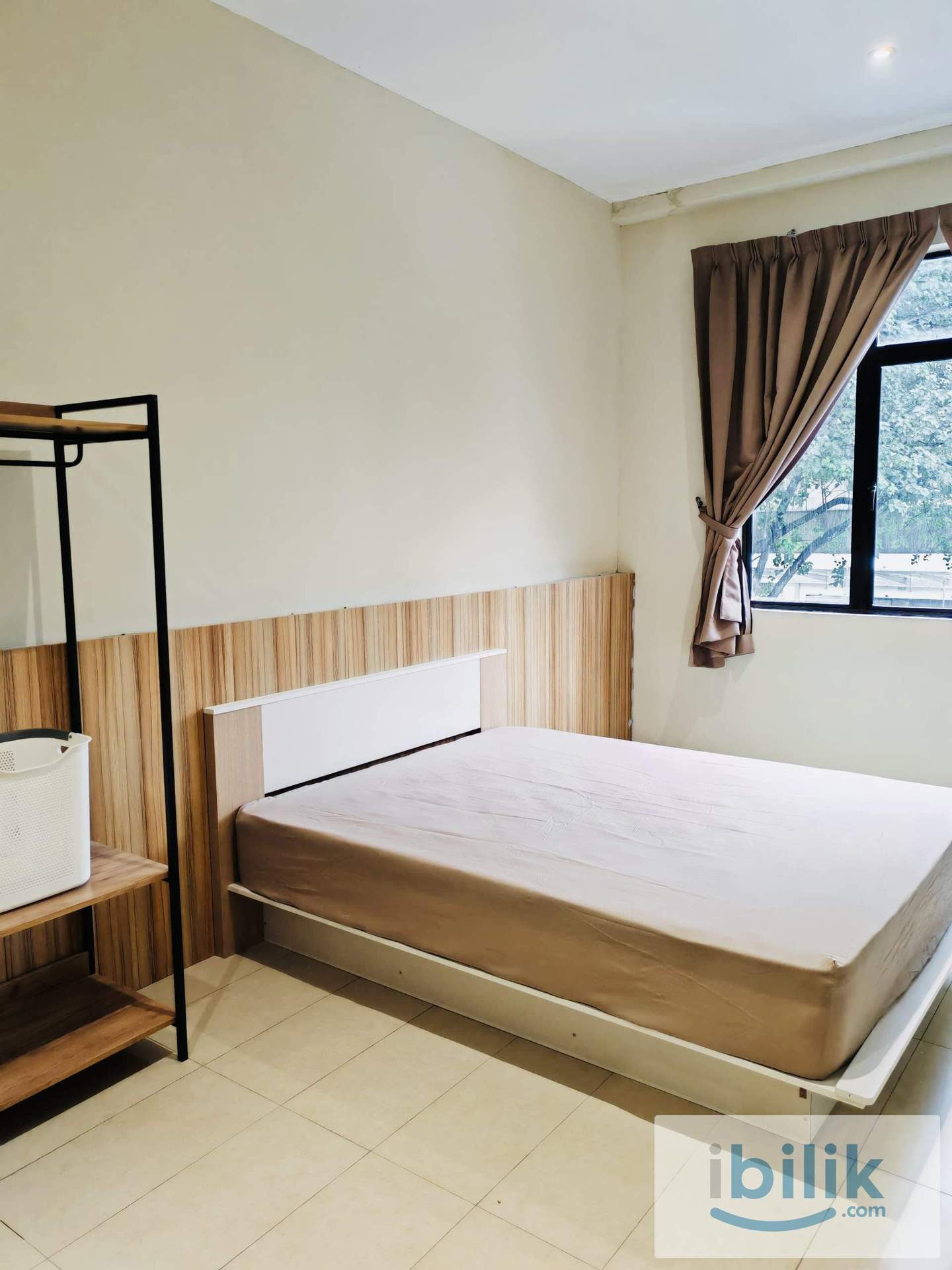  Condo. Middle AirCon Room at Taman Puncak Jalil, Bandar Putra Permai - Image 1