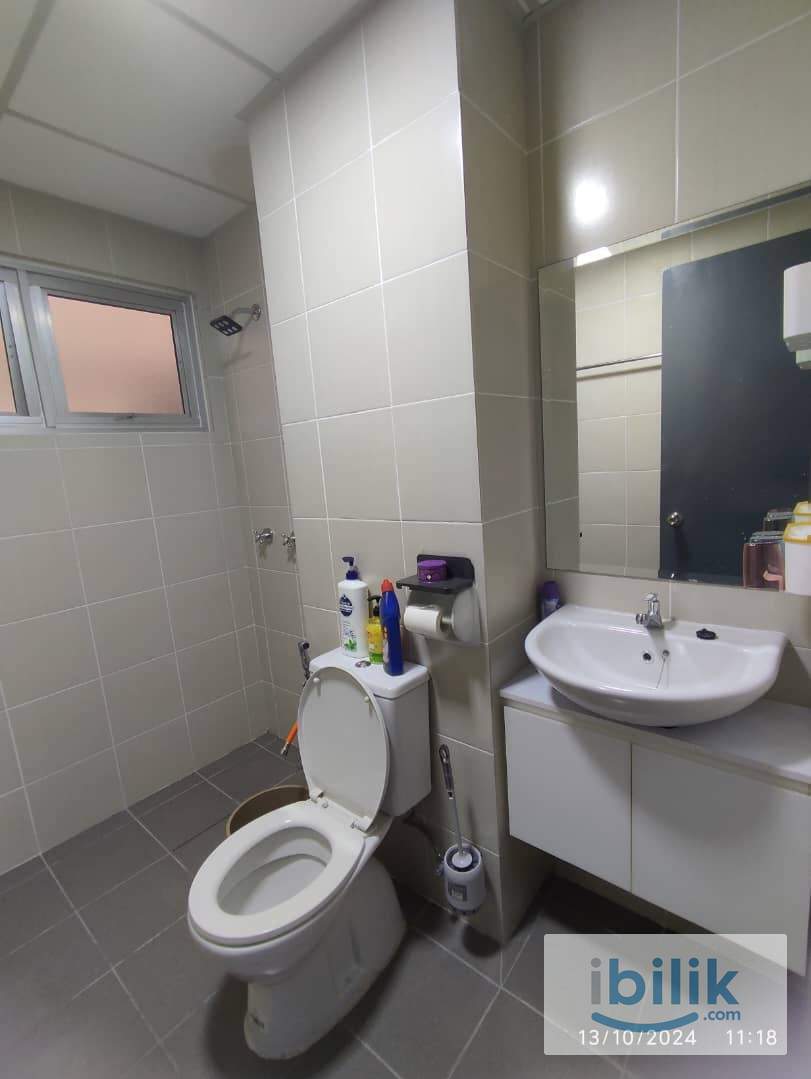 Master Room at Akasia Kondominium, Bukit Jalil - Image 2