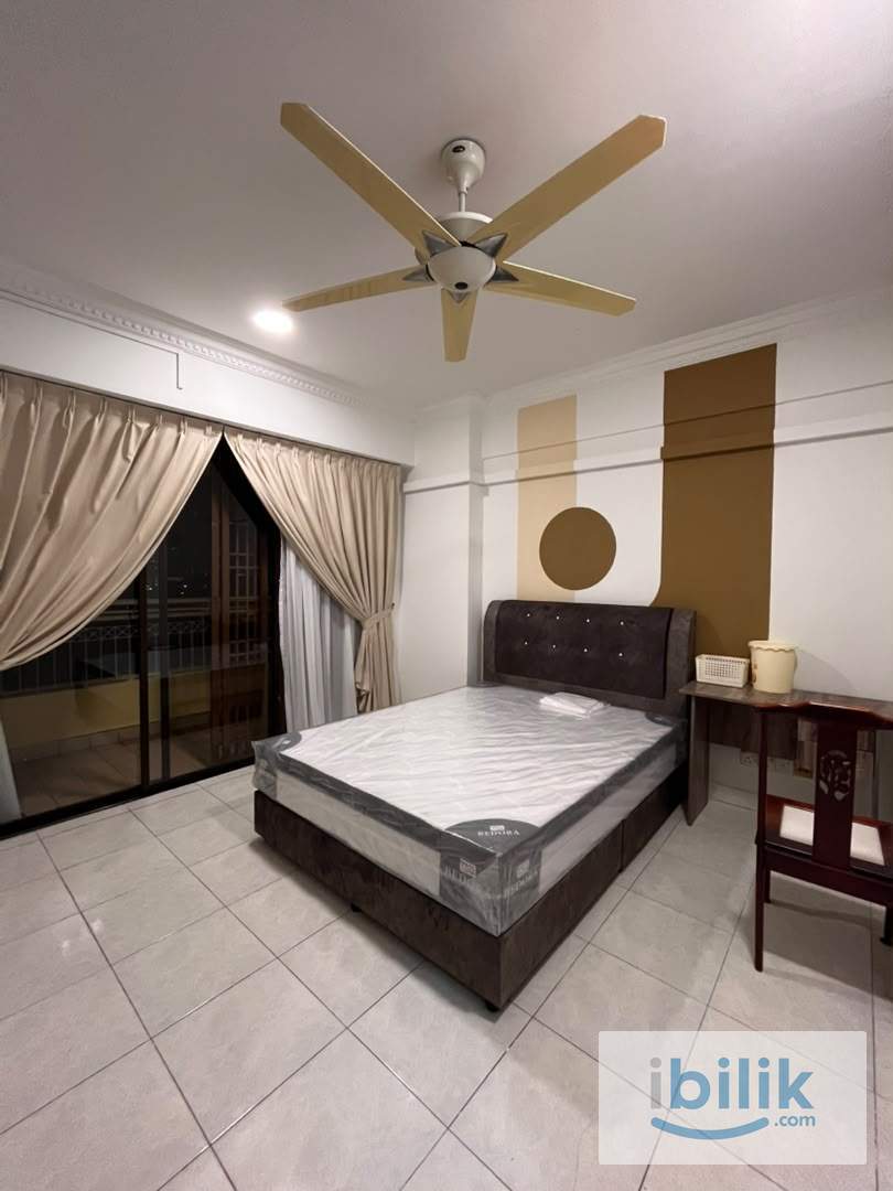 Vista Komanwel A | Middle Room With Balcony - Image 1