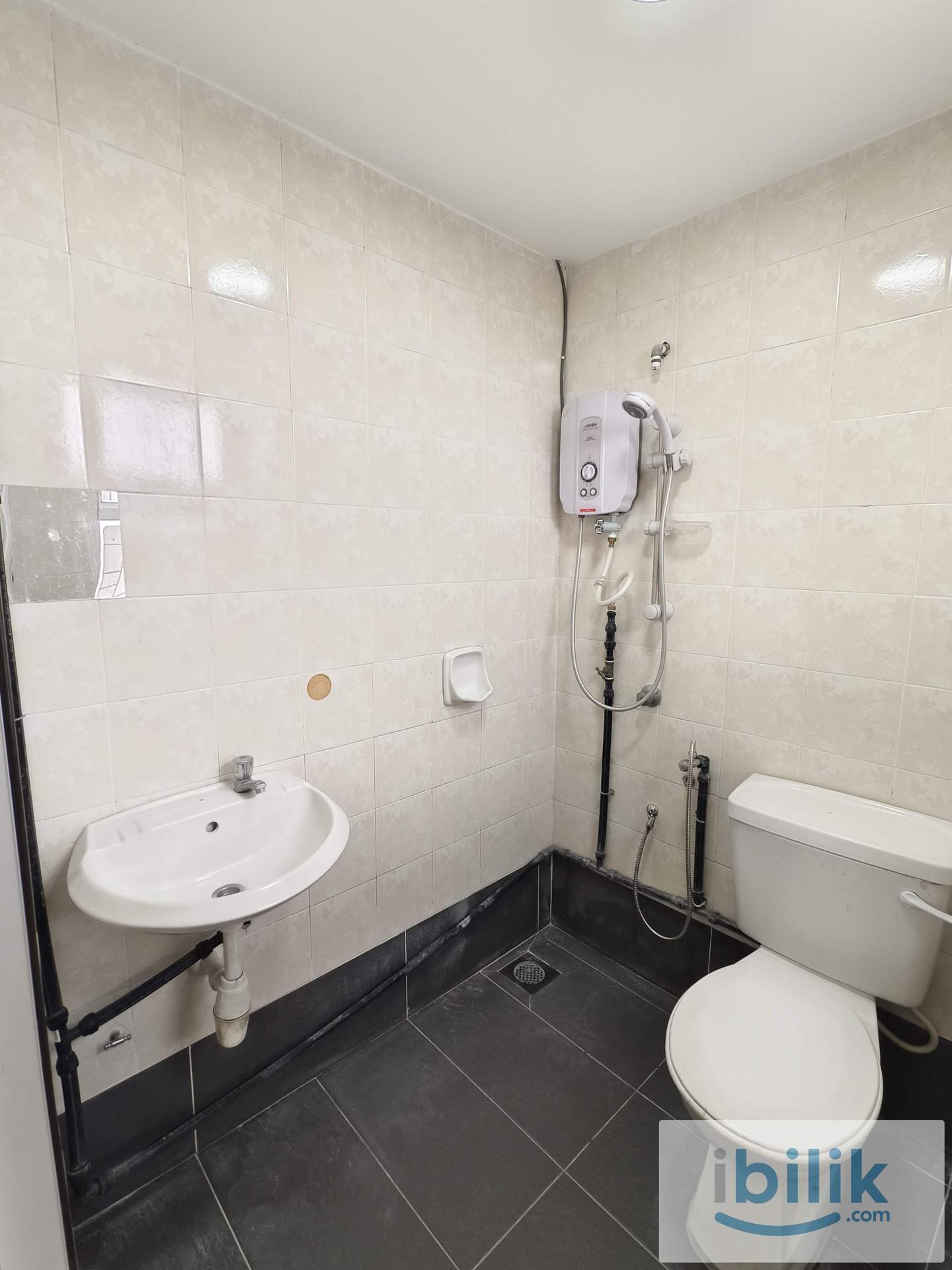 𝐃'𝐀𝐌𝐀𝐍 𝐂𝐑𝐈𝐌𝐒𝐎𝐍 Master Room | Fully Furnished Ready Move In  - Image 3