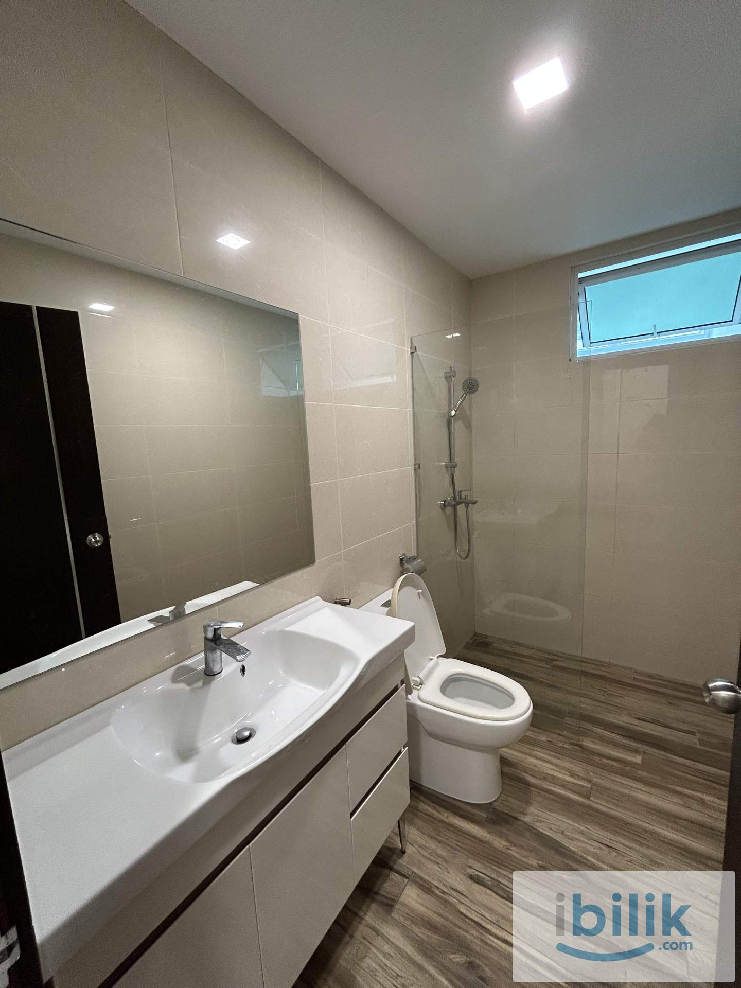 2 Bedroom Studio Unit with Large Kitchen - Image 4