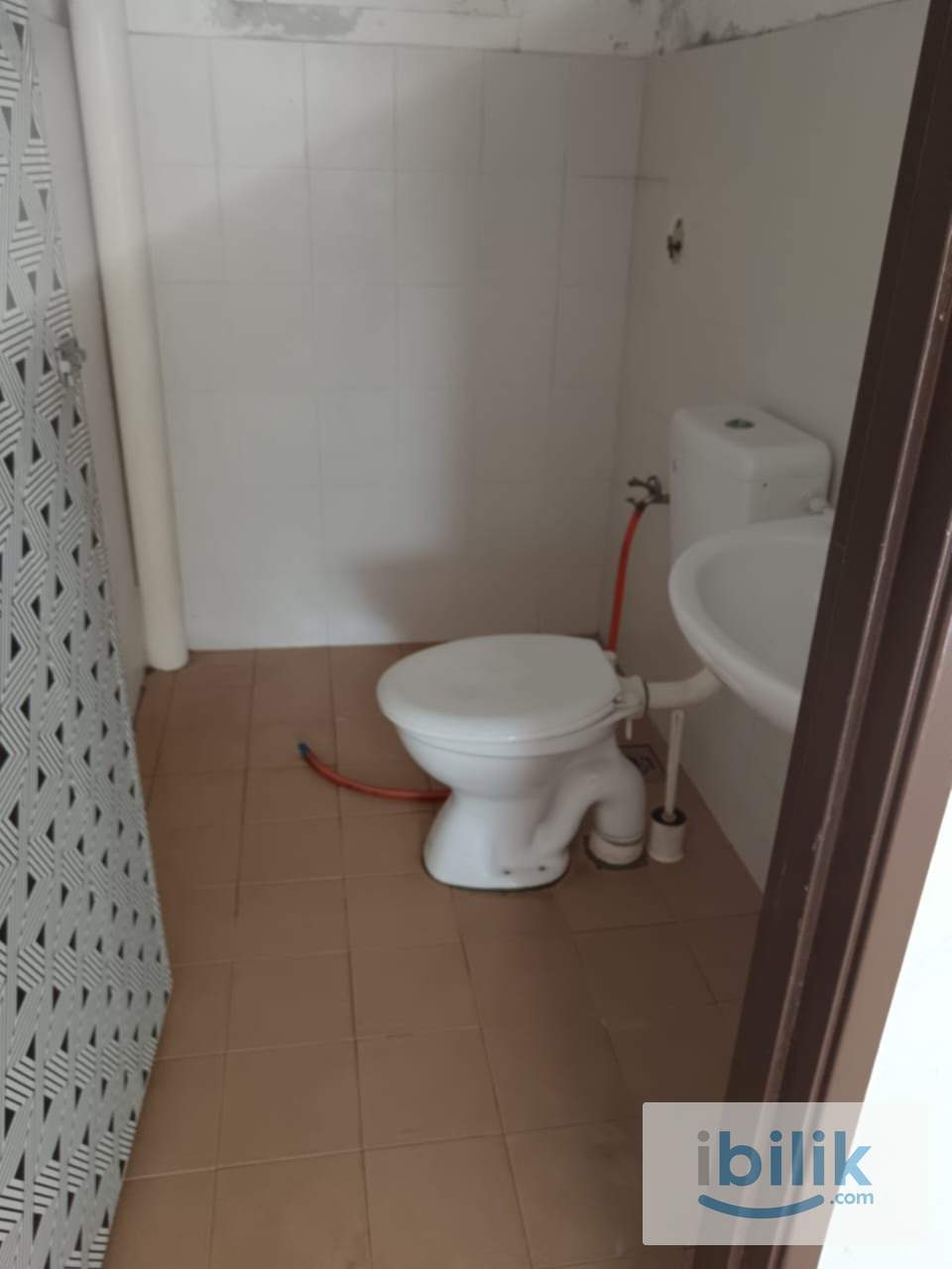 MIDDLE ROOM FOR RENT - Image 4