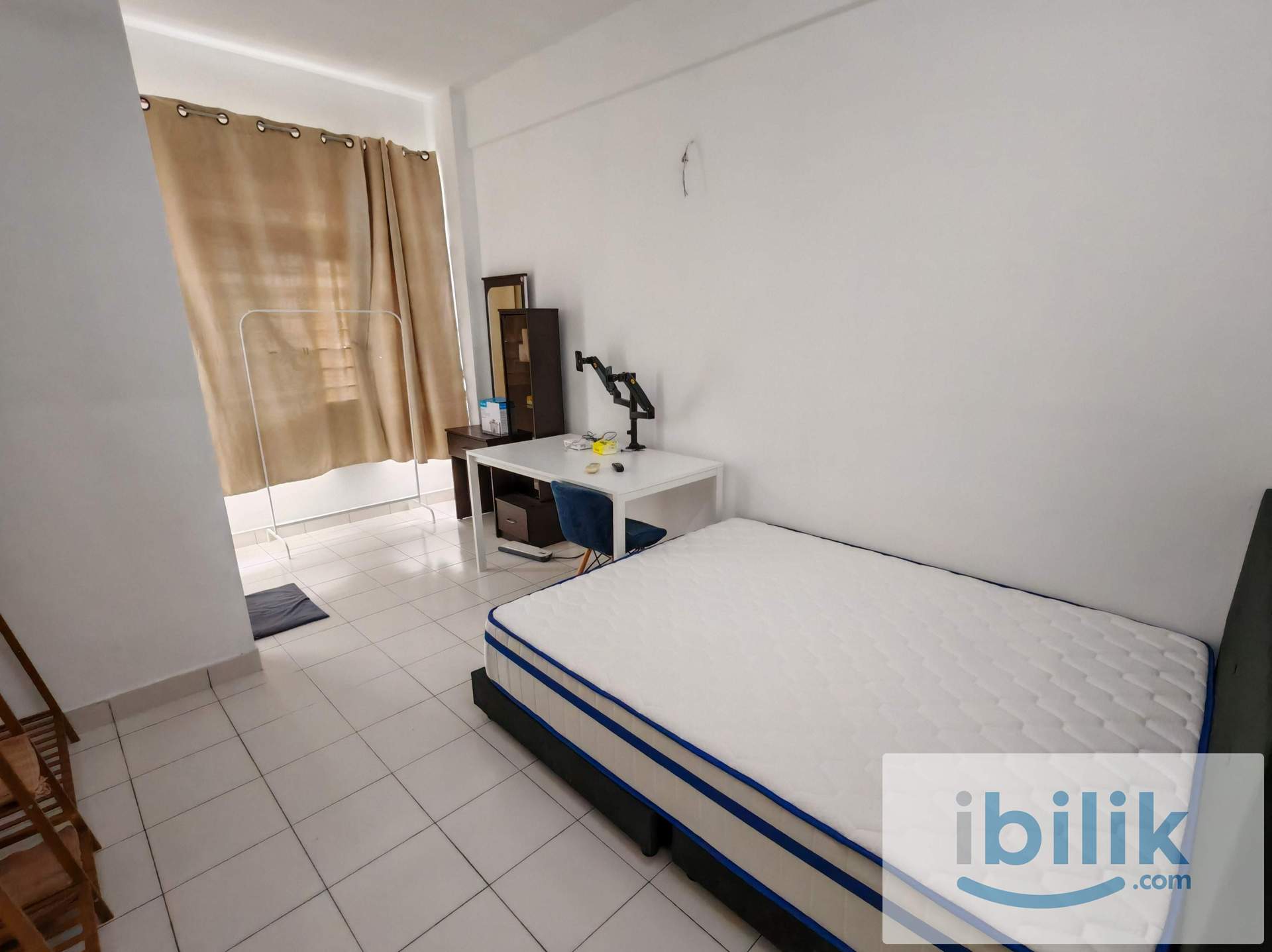 Master Bedroom with attached bathroom - Image 1