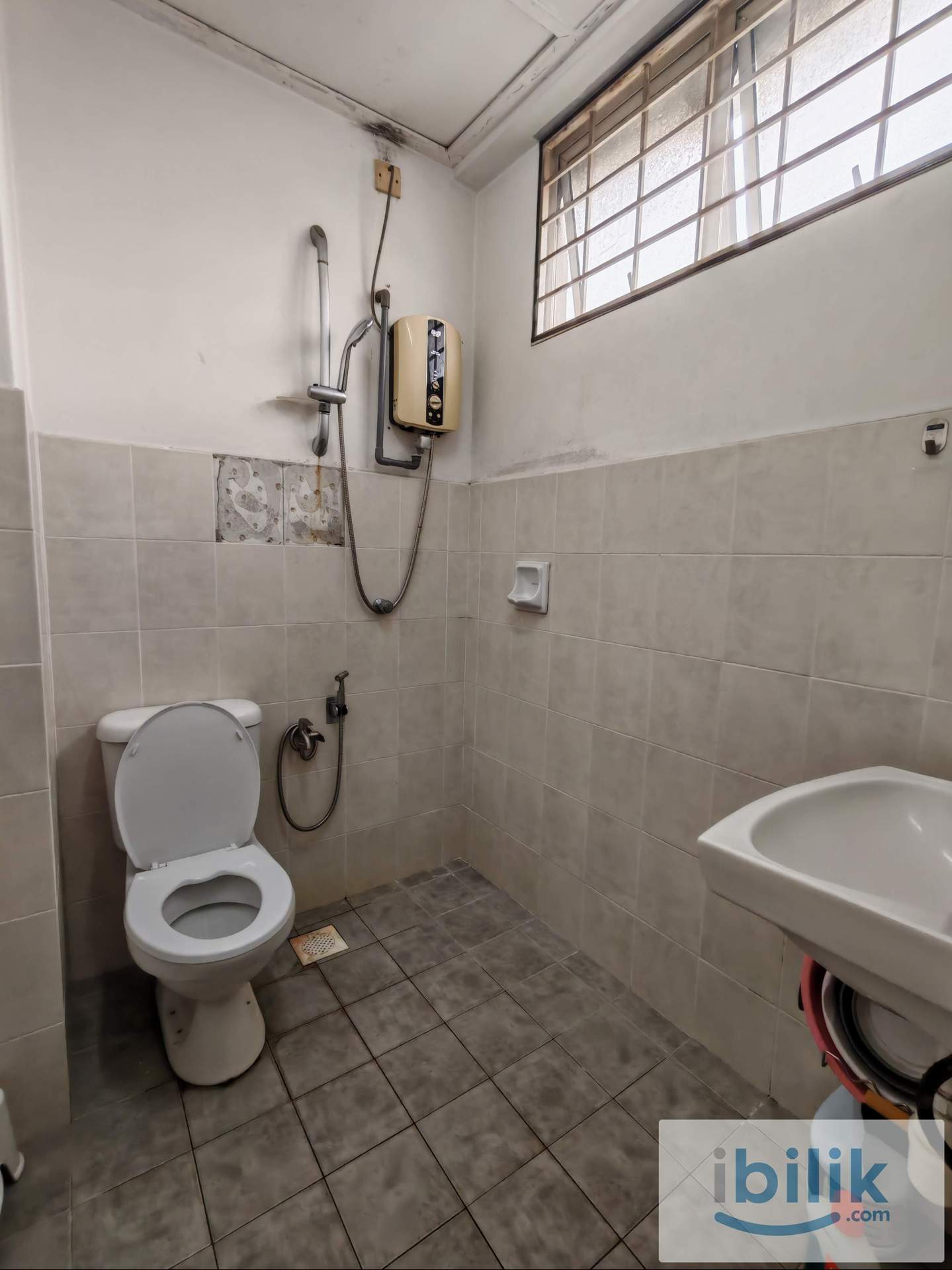 Master Bedroom with attached bathroom - Image 3