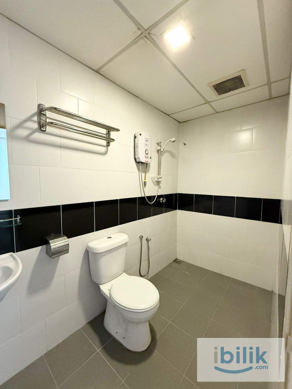 Sunway Middle room with private bathroom Sunway Mentari 5 mins walk to BRT Mentari - Image 5