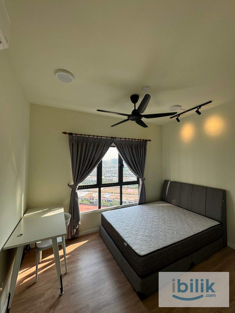 🔥Dian Residence, Seksyen 13 Medium Room🔥Fully Furnish NEW Aircond Wardrobe Table Chair Mattress - Image 1