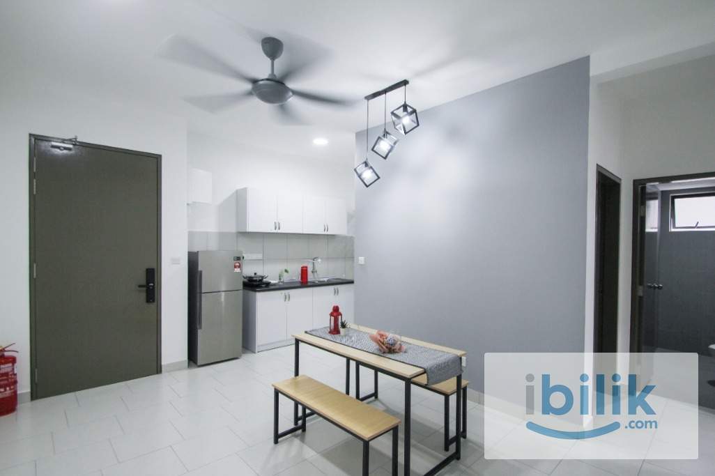 Astetica Queen Bedroom with Ac & Window @ Seri Kembangan near to KTM Serdang, The Mines, UPM - Image 1