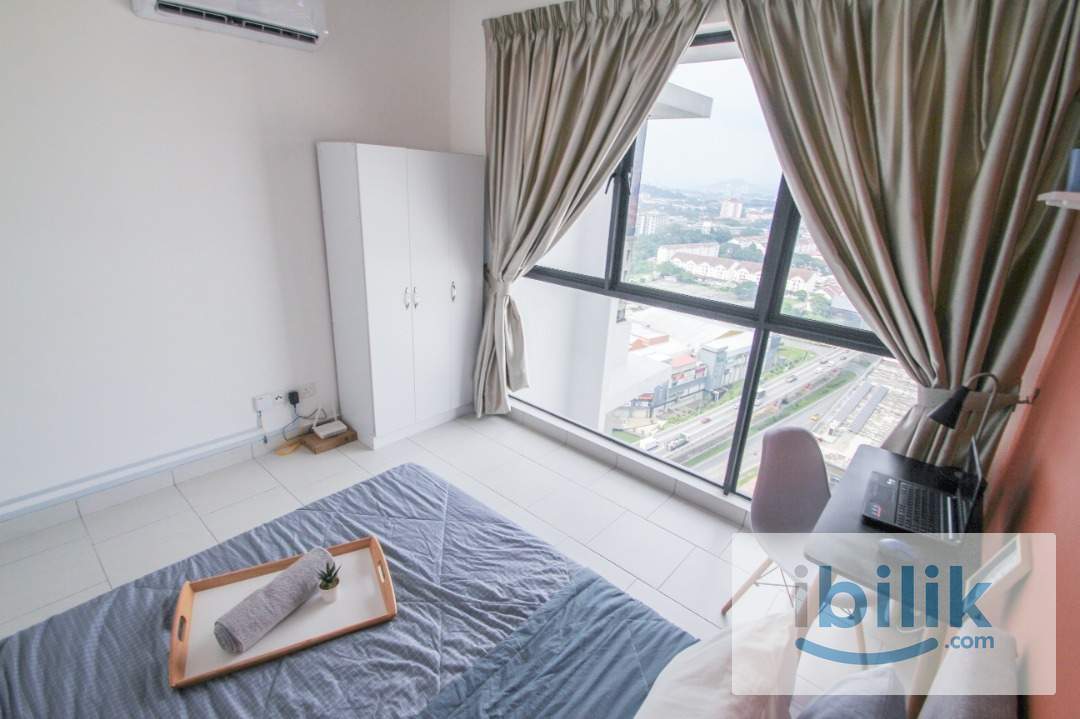 Astetica Queen Bedroom with Ac & Window @ Seri Kembangan near to KTM Serdang, The Mines, UPM - Image 5