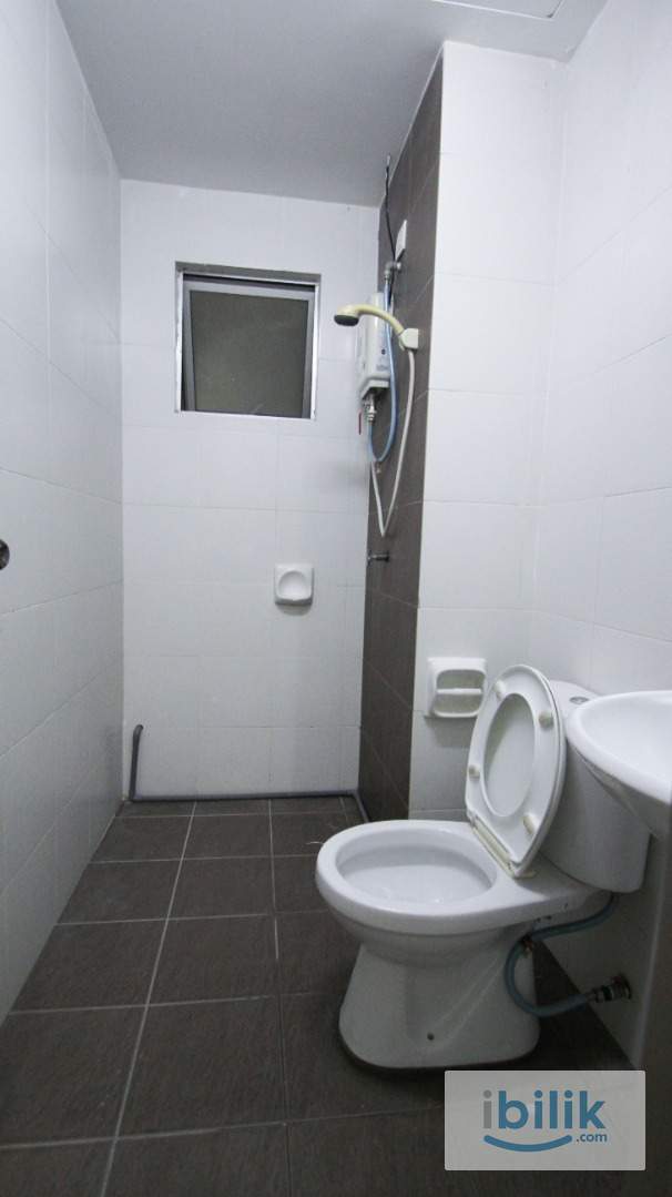Medium Room with AC & Window @ Casa Residenza, Kota Damansara near to Segi, MRT, Thomsom Hospital - Image 3