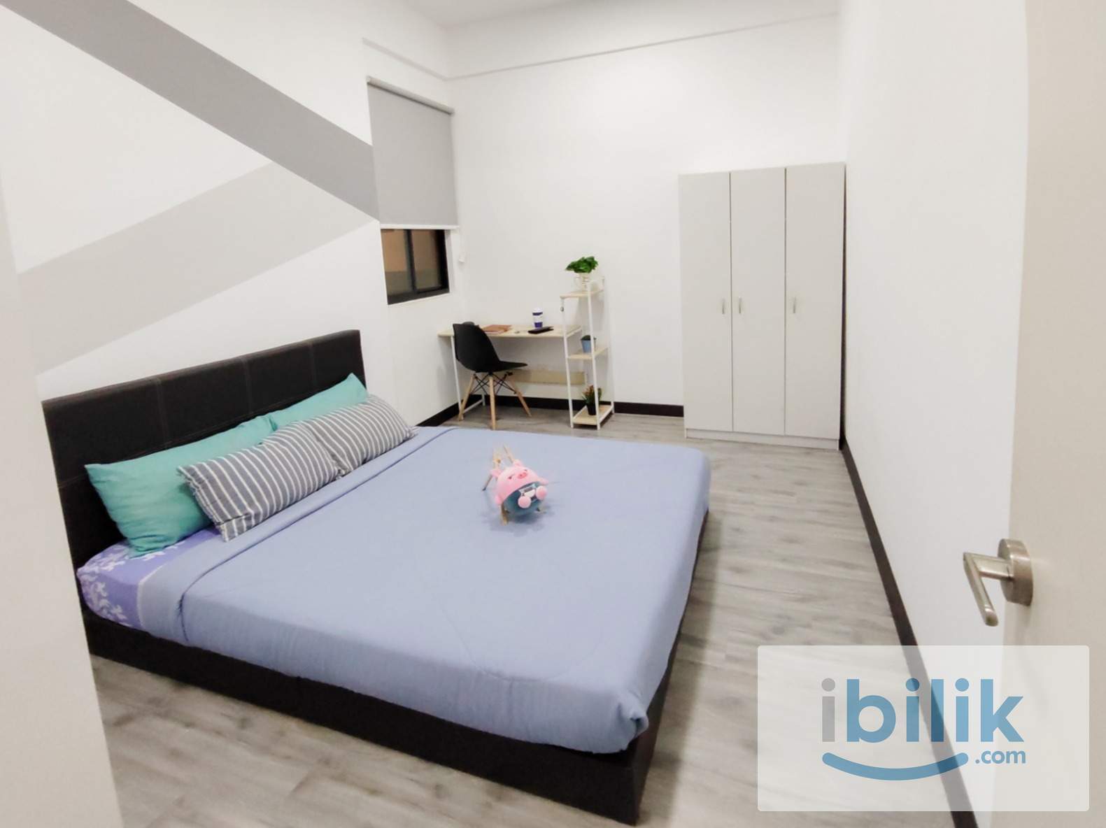 Queen Bedroom with Aircond @ D'Sands near to KTM Petaling, easy access to Mid Valley, KL Sentral, Eco-city,  - Image 1