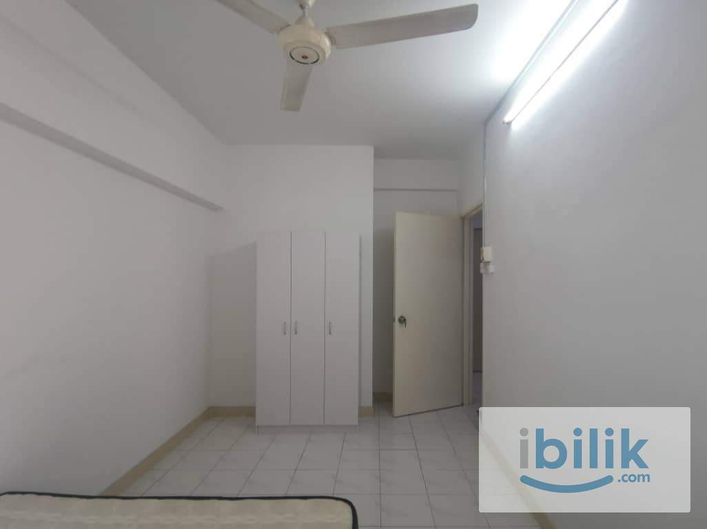 Queen Bedroom with Window & AC @ D'Aman Crimson walking distance to LRT Lembah Subang, surround by all kind am - Image 1