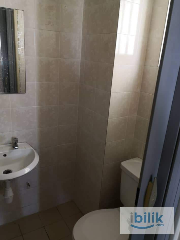 Medium Room with Window & AC @ D'Aman Crimson walking distance to LRT Lembah Subang - Image 4