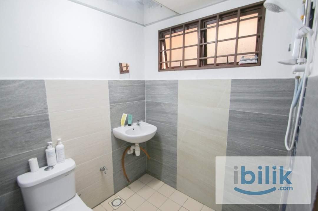Balcony Medium Room with AC @ Palm Spring, Kota Damansara walking distance to MRT Surian - Image 4