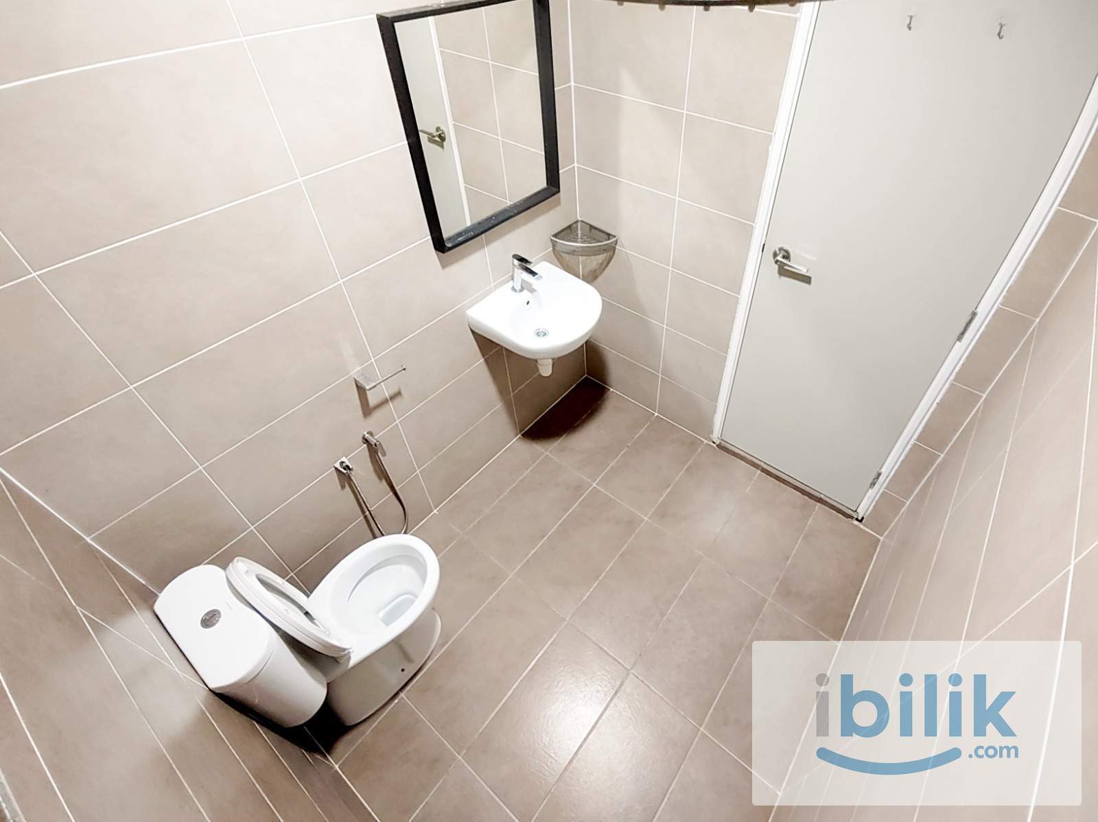 The Greens Master Room with Private Bathroom @ Subang West - Image 4