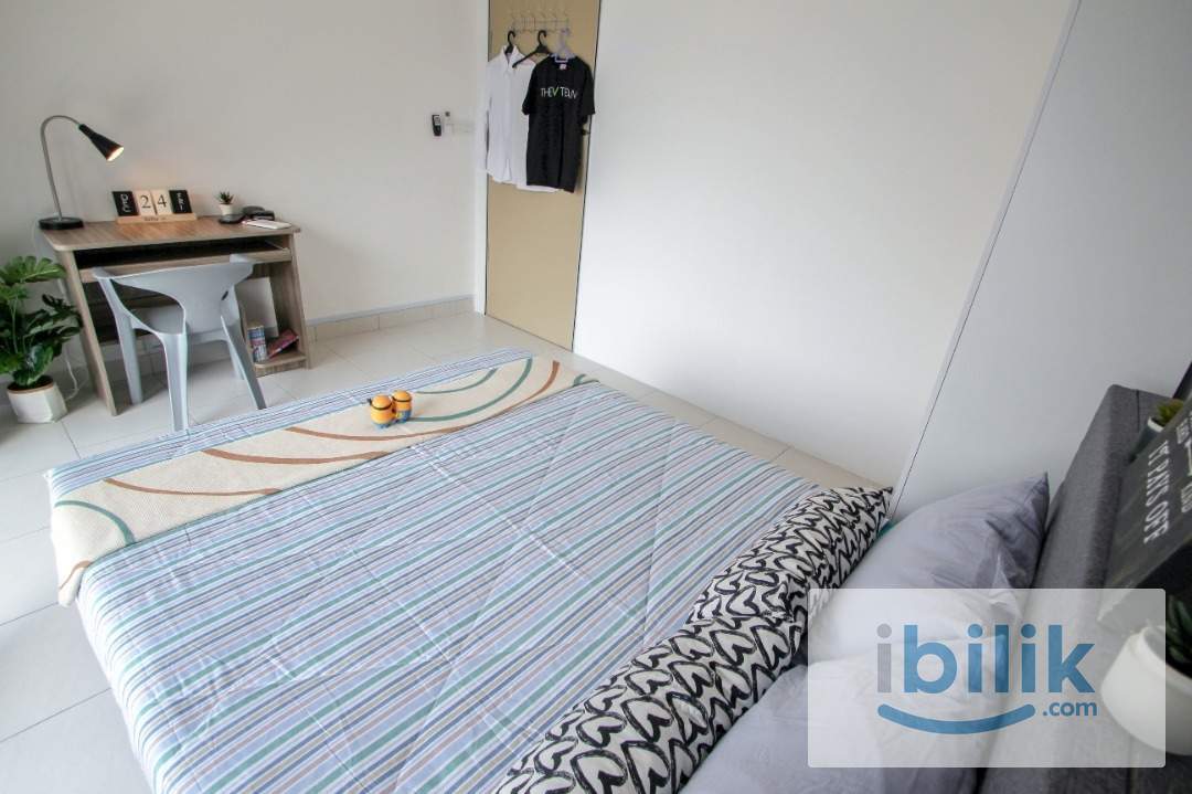 Astetica Residence Queen Bedroom with Balcony @ Seri Kembangan near to The Mines, KTM Serdang, UPM - Image 3