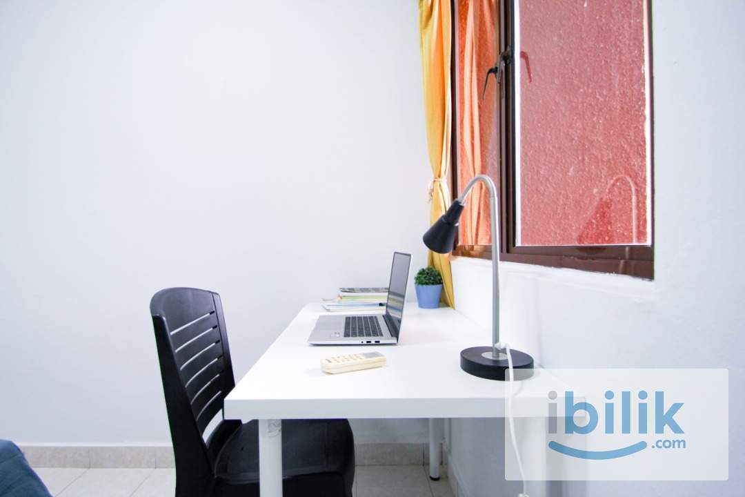 Palm Spring Queen Bedroom with Aircond For Rent near MRT Surian - Image 2