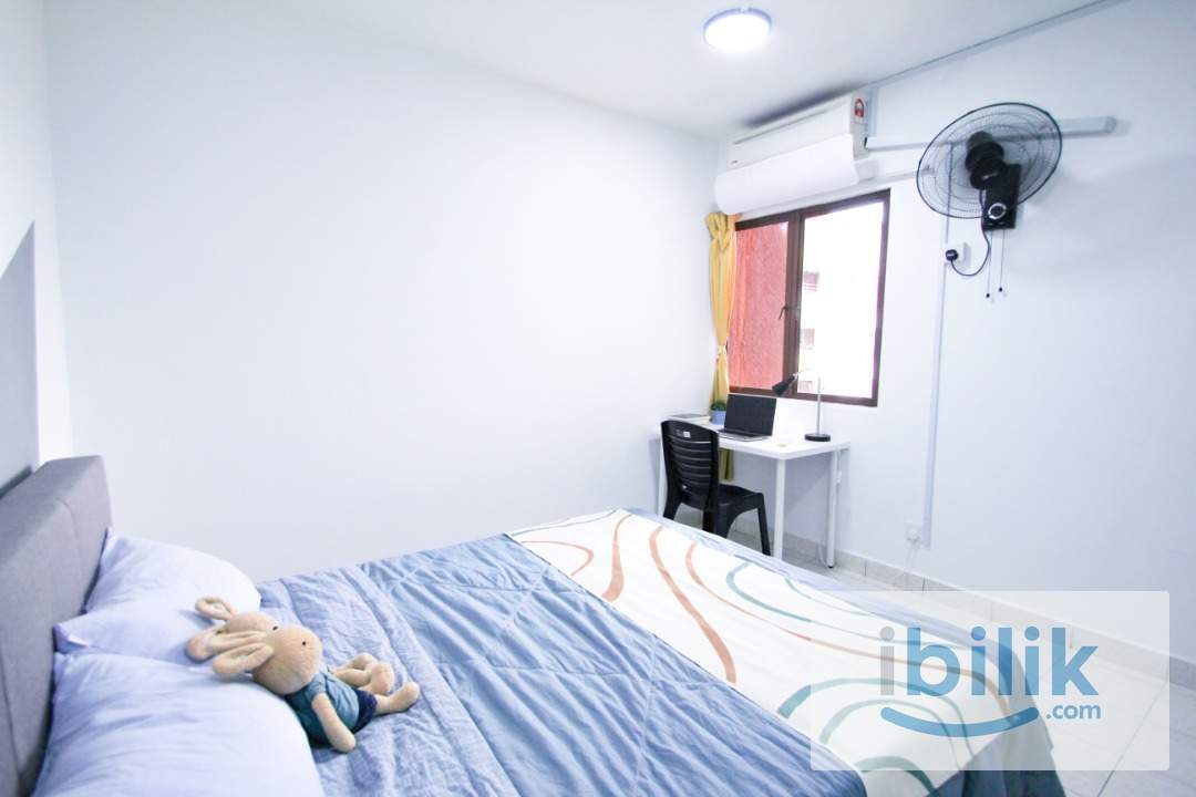 Palm Spring Queen Bedroom with Aircond For Rent near MRT Surian - Image 1