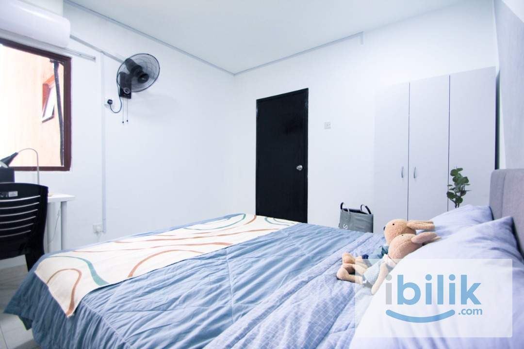 Palm Spring Queen Bedroom with Aircond For Rent near MRT Surian - Image 3